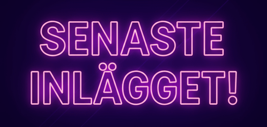 Wooden sign saying 'Inbjudande skylt Senaste Inlägget Klicka här!' with a small fox holding a quill above it